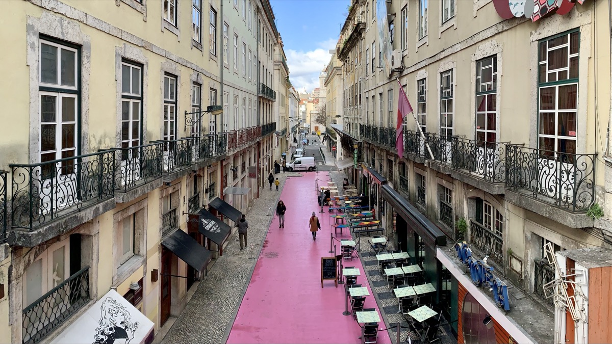 Die Pink Street bei Tag im Stadtviertel Cais do Sodré 